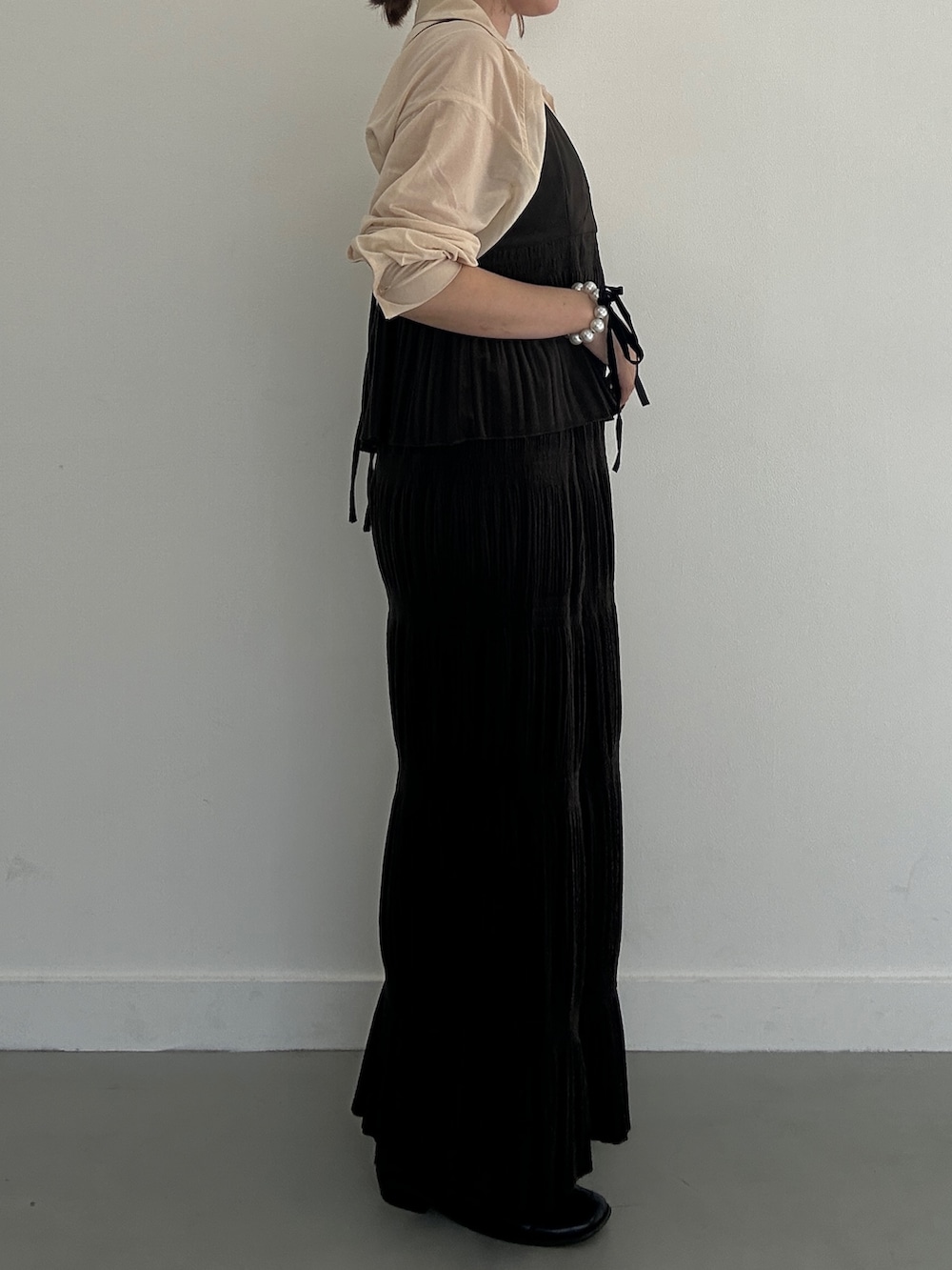 ブラウン系のワンピース、ブラック系のその他シューズ、ブラウン系のその他アウターを着用したレディースの秋コーディネートの3枚目の写真