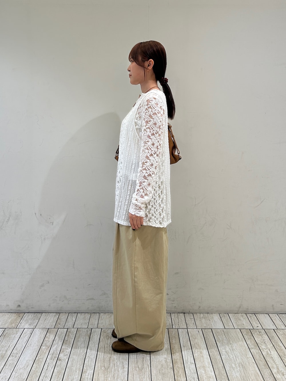ホワイト系のカーディガン/ボレロ、ベージュ系のその他パンツ、ブラウン系のその他シューズを着用したレディースの秋コーディネートの3枚目の写真