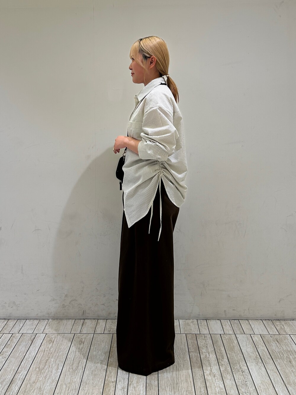 ホワイト系のシャツ/ブラウス、ブラウン系のその他パンツ、ブラック系のその他雑貨を着用したレディースの春コーディネートの3枚目の写真