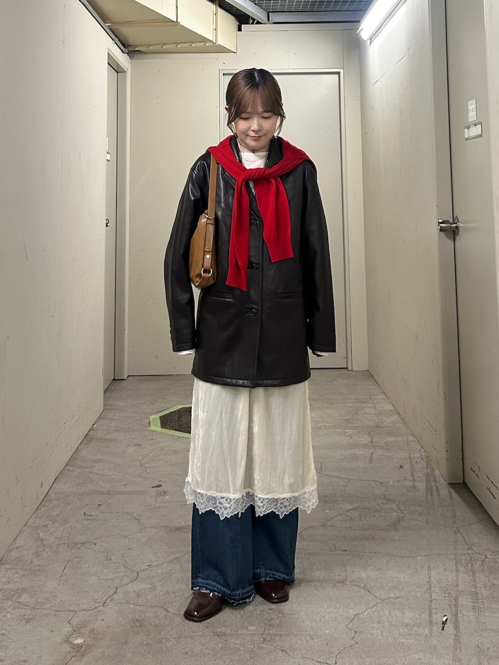 ブラウン系のその他アウター、レッド系のカーディガン/ボレロ、ホワイト系のTシャツ/カットソーを着用したレディースの秋コーディネートの2枚目の写真