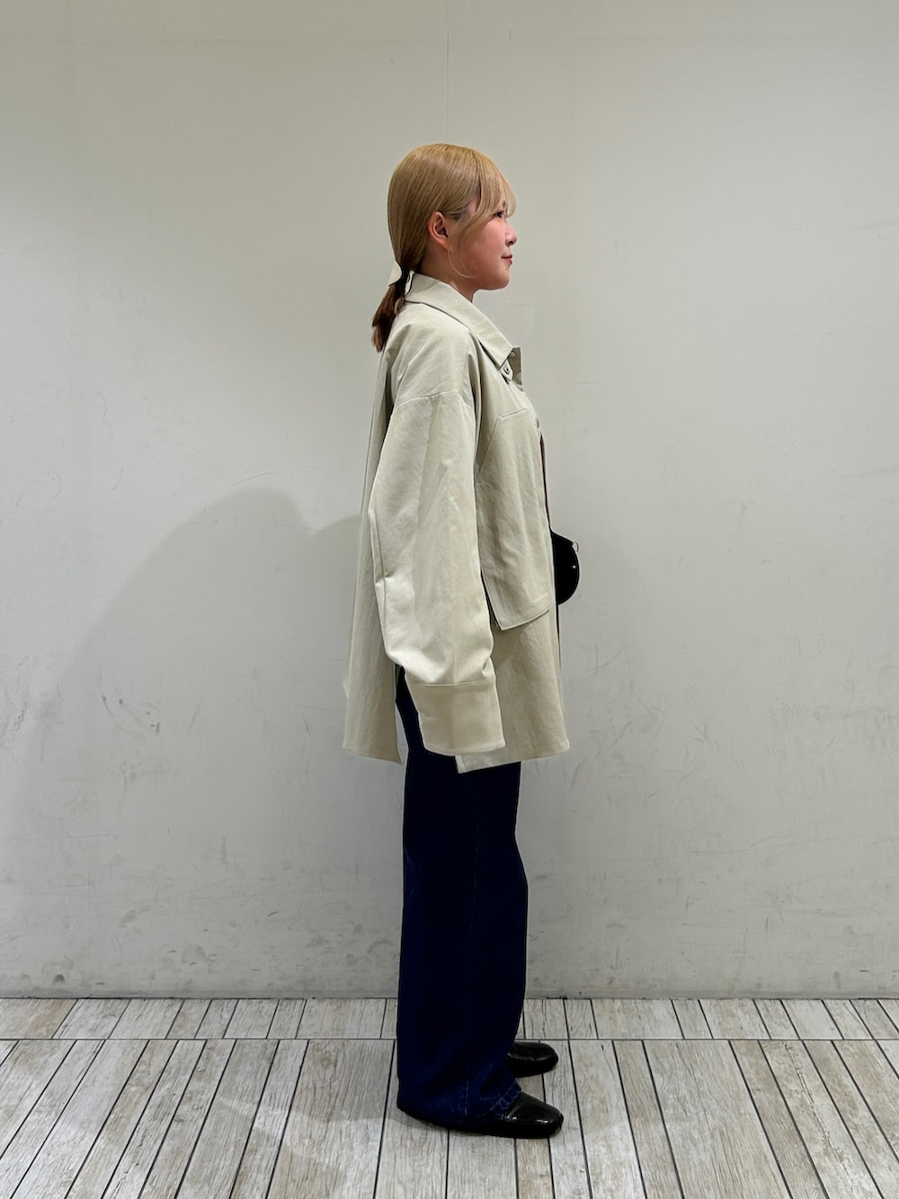 ベージュ系のその他アウター、ブルー系のデニムパンツ、グレー系のその他シューズを着用したレディースの春コーディネートの2枚目の写真