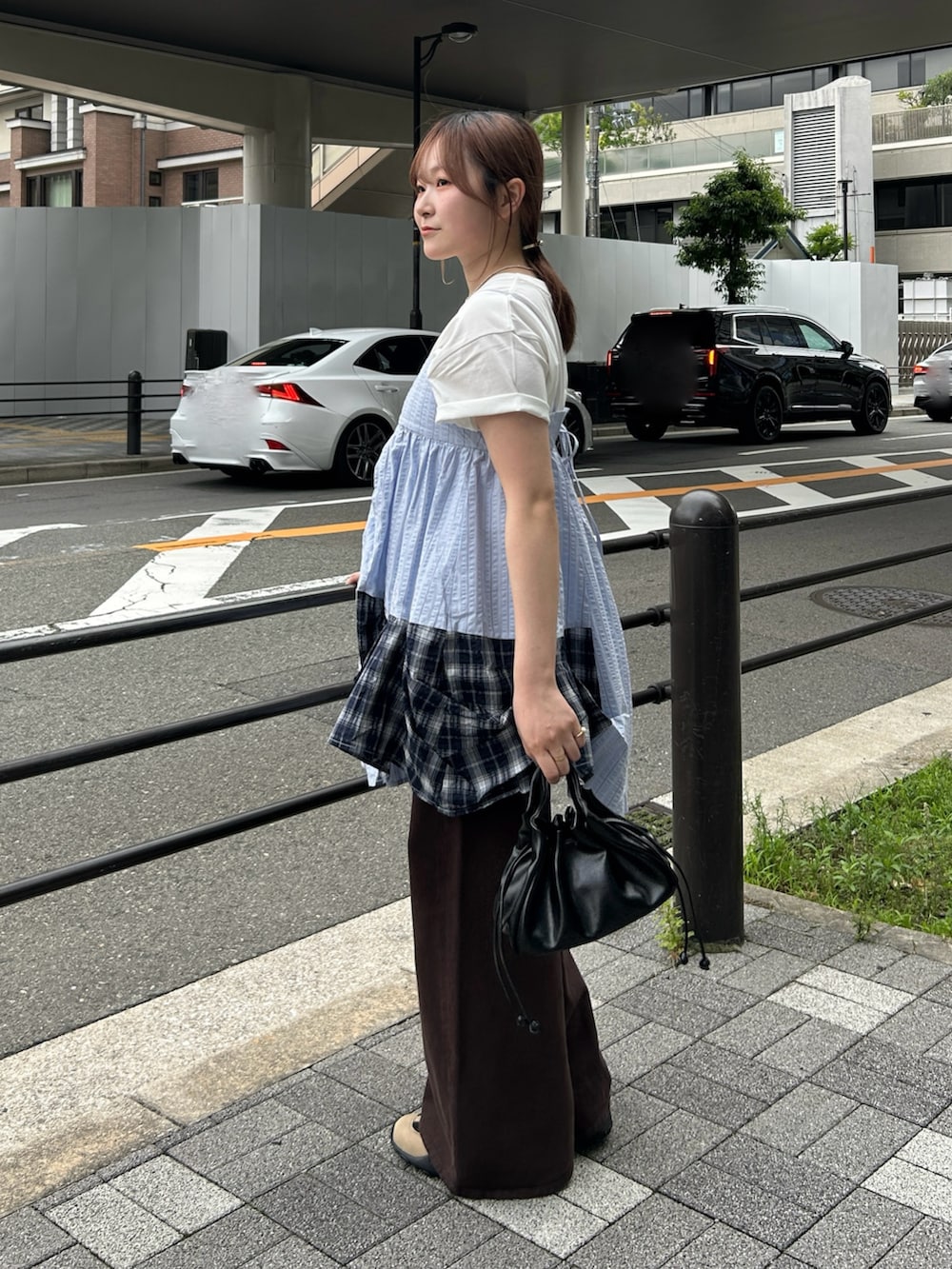 ブルー系のワンピース、ホワイト系のTシャツ/カットソー、ブラウン系のその他パンツを着用したレディースの夏コーディネートの3枚目の写真