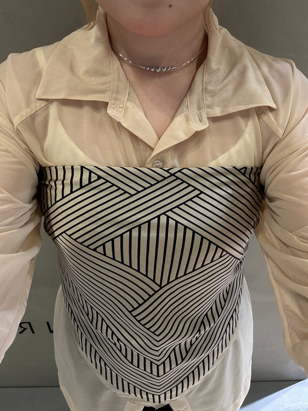 ブラック系のその他パンツ、グレー系のその他シューズ、ベージュ系のシャツ/ブラウスを着用したレディースの秋コーディネートの3枚目の写真