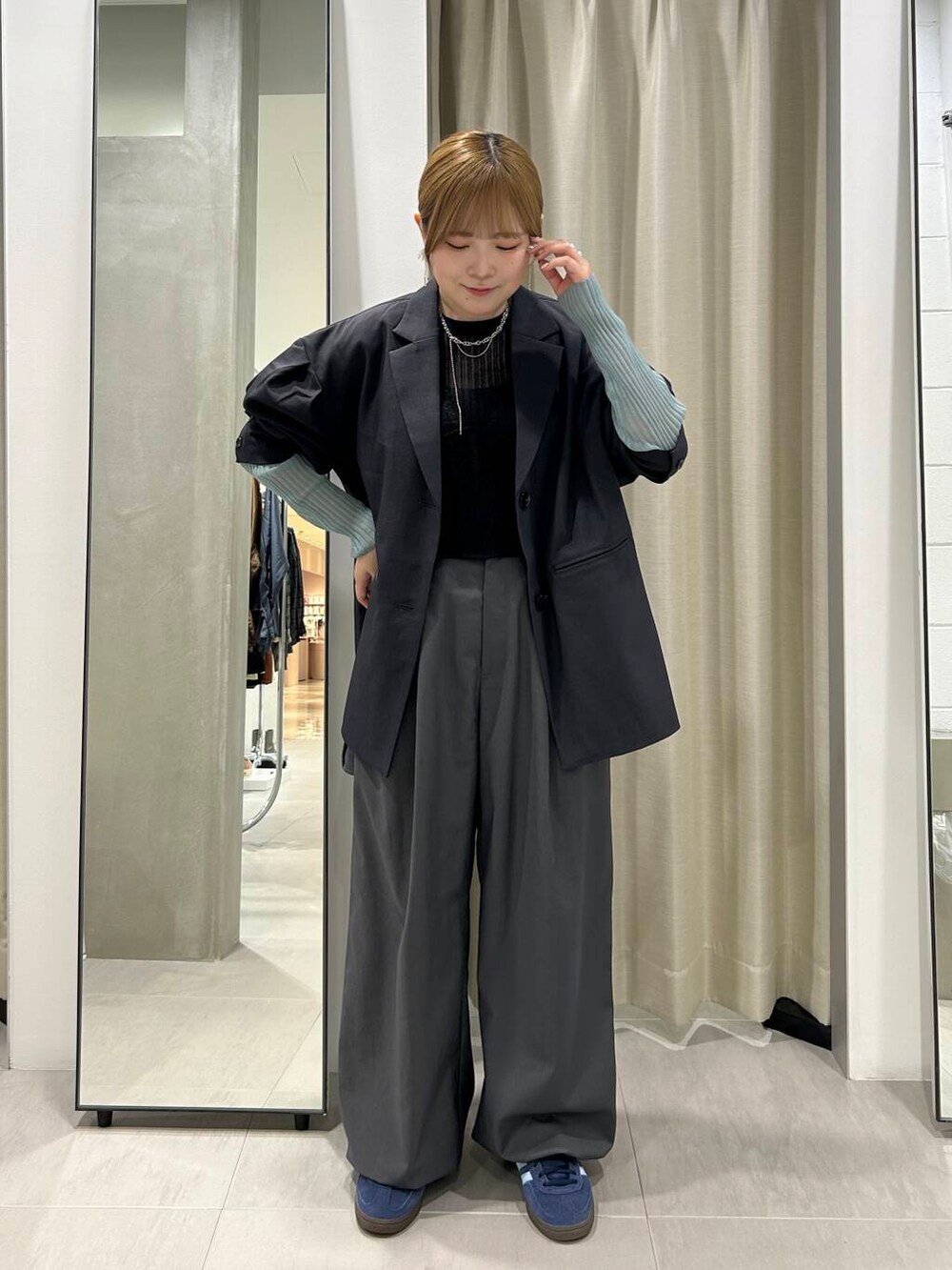 グレー系のスラックス、ブラック系のその他トップス、グレー系のその他アウターを着用したレディースの秋コーディネートの2枚目の写真