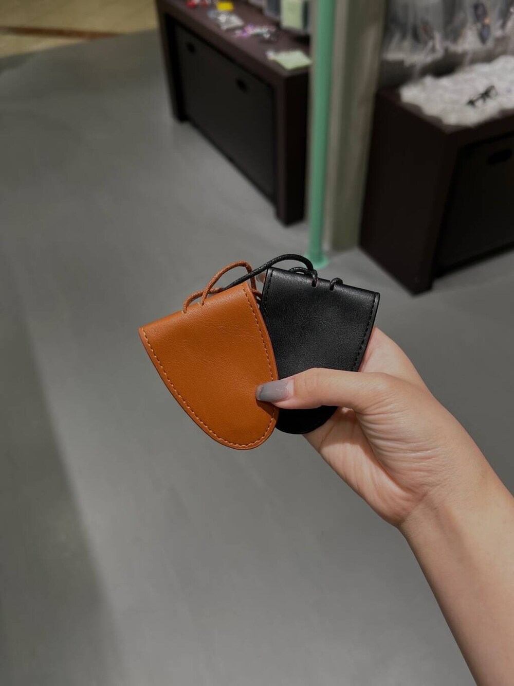 ブラック系のメガネ、シルバー系のブレスレット、シルバー系のリングを着用したレディースの夏コーディネートの4枚目の写真