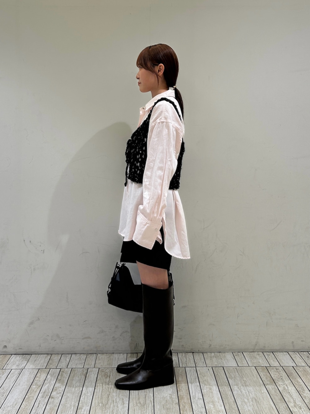 ピンク系のシャツ/ブラウス、ブラック系のニット/セーター、ブラック系のその他パンツを着用したレディースの秋コーディネートの2枚目の写真