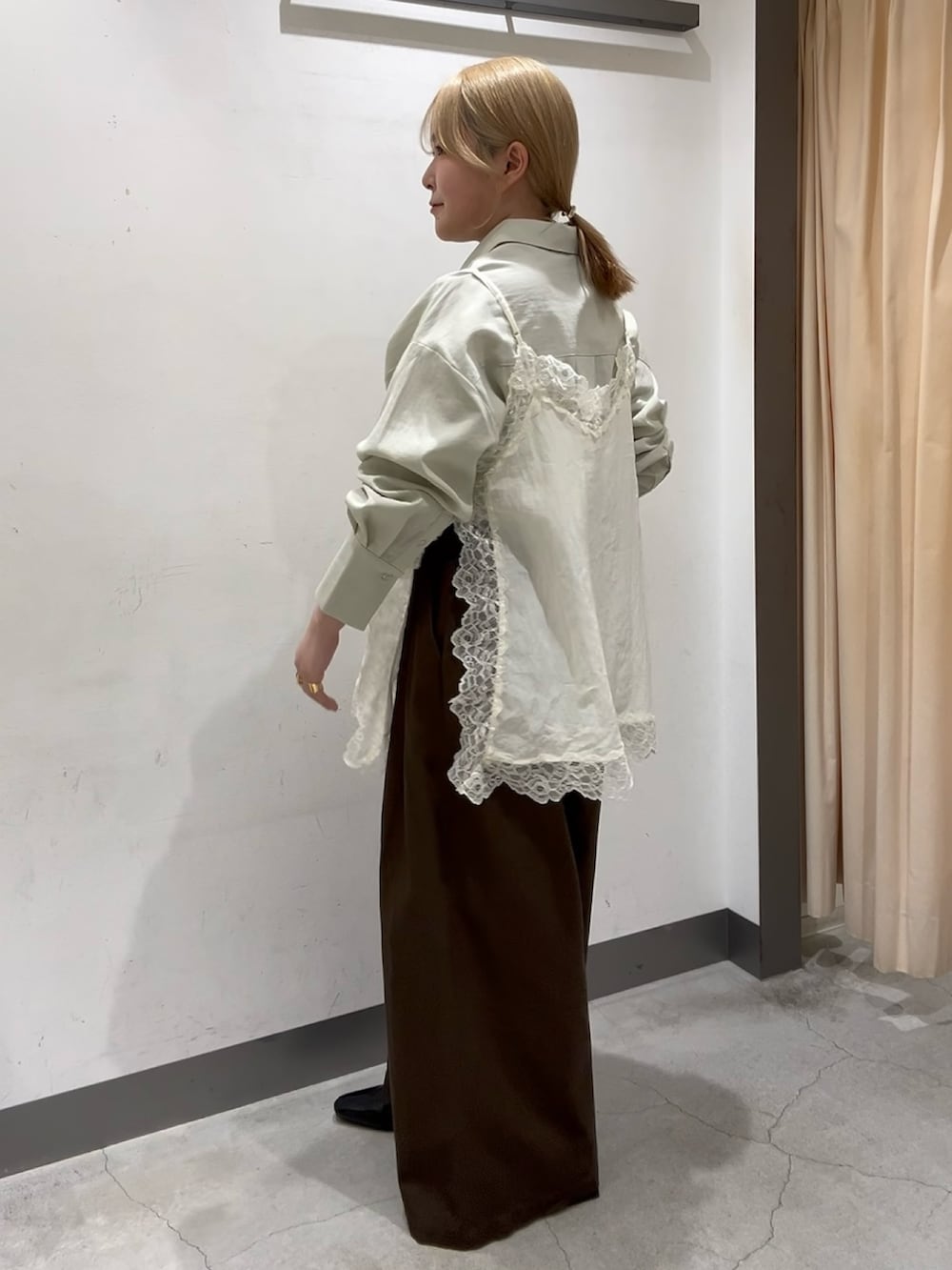 グリーン系のシャツ/ブラウス、ホワイト系のキャミソール、ブラウン系のその他パンツを着用したレディースの春コーディネートの4枚目の写真