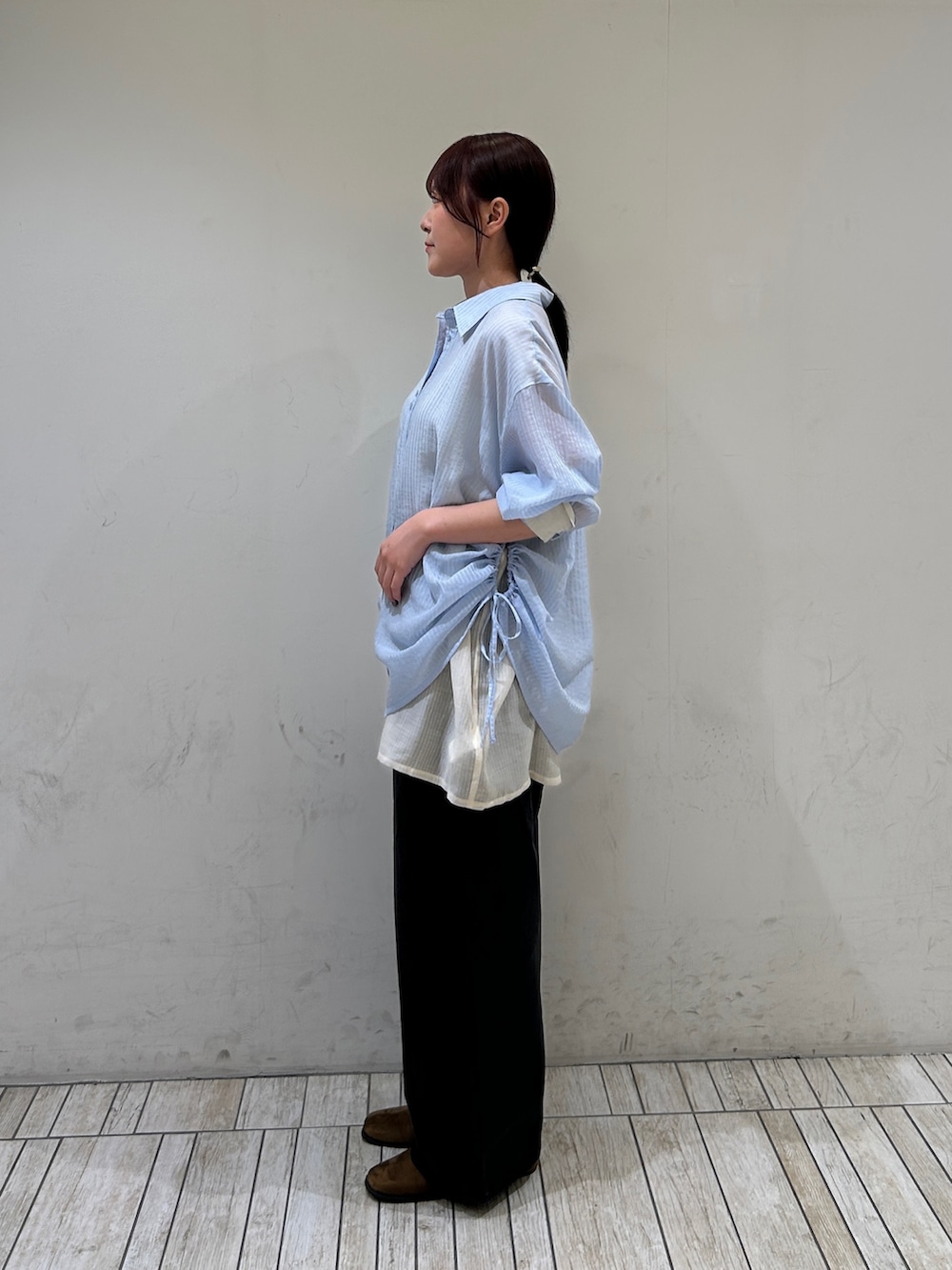 ブルー系のシャツ/ブラウス、ブラック系のデニムパンツ、ブラウン系のその他シューズを着用したレディースの夏コーディネートの3枚目の写真