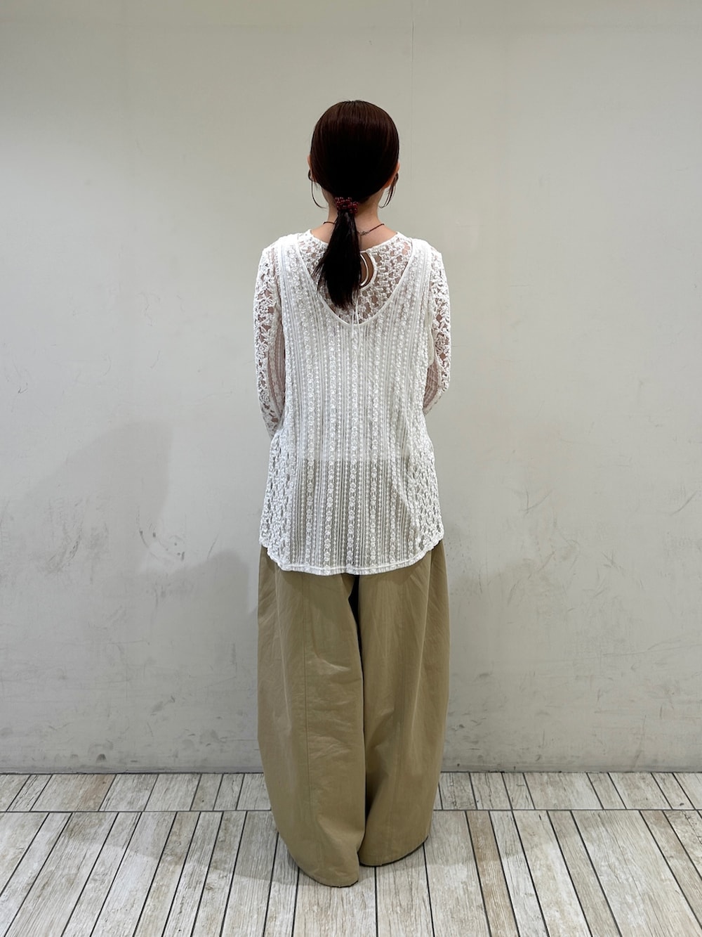 ホワイト系のカーディガン/ボレロ、ベージュ系のその他パンツ、ブラウン系のその他シューズを着用したレディースの秋コーディネートの4枚目の写真