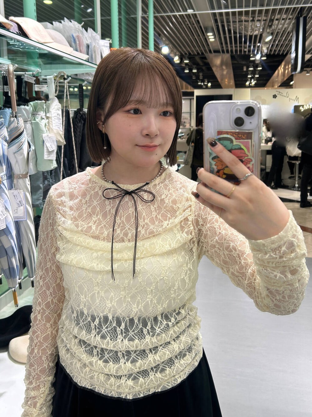 ホワイト系のTシャツ/カットソー、ゴールド系のリング、ブラック系のネックレスを着用したレディースの春コーディネートの3枚目の写真