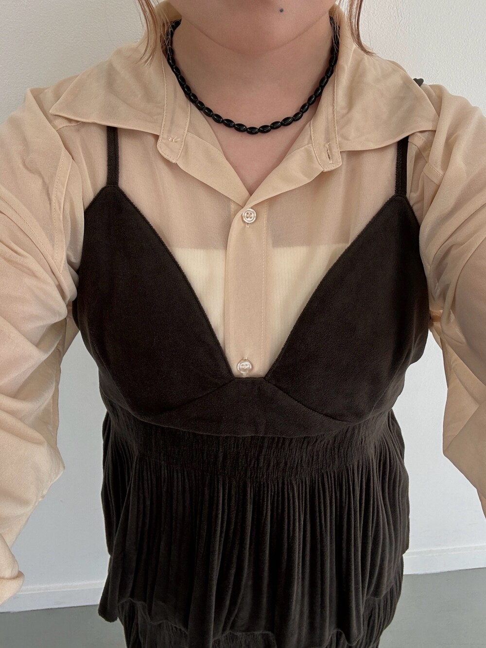 ブラウン系のワンピース、ブラック系のその他シューズ、ブラウン系のその他アウターを着用したレディースの秋コーディネートの4枚目の写真