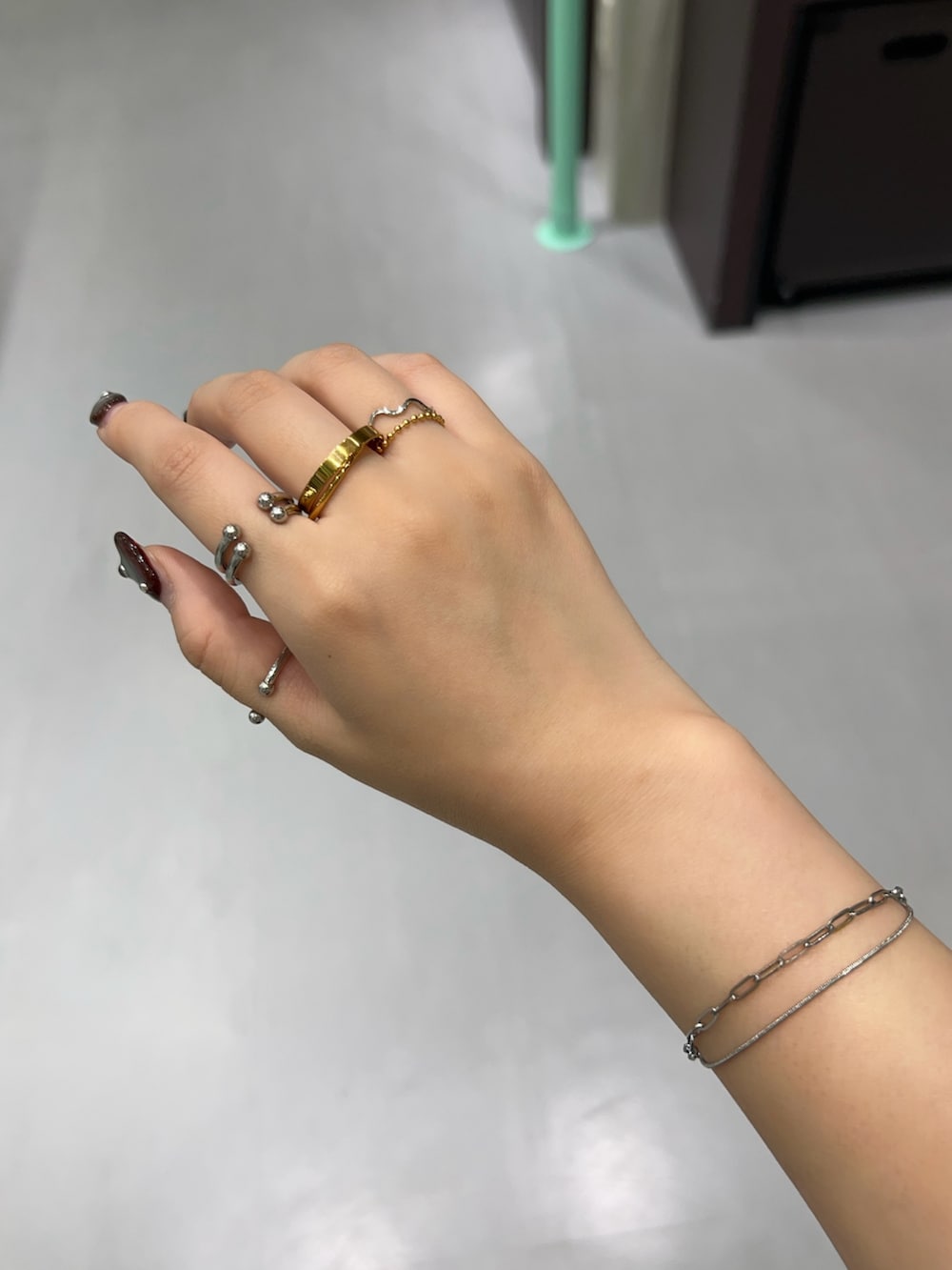 ブラウン系のスカート、ブラック系のベルト、シルバー系のリングを着用したレディースの秋コーディネートの2枚目の写真
