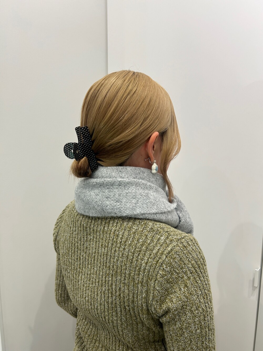 ブラック系のその他パンツ、ブラック系のスニーカー、ピンク系のエコバッグ/サブバッグを着用したレディースの秋コーディネートの4枚目の写真