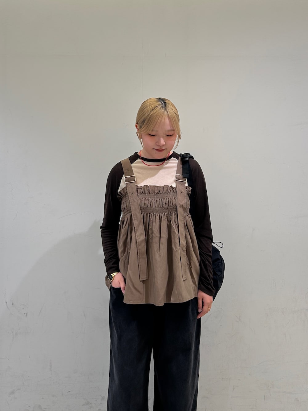 ブラック系のデニムパンツ、ブラック系のデニムパンツ、ブラック系のサンダルを着用したレディースの春コーディネートの3枚目の写真