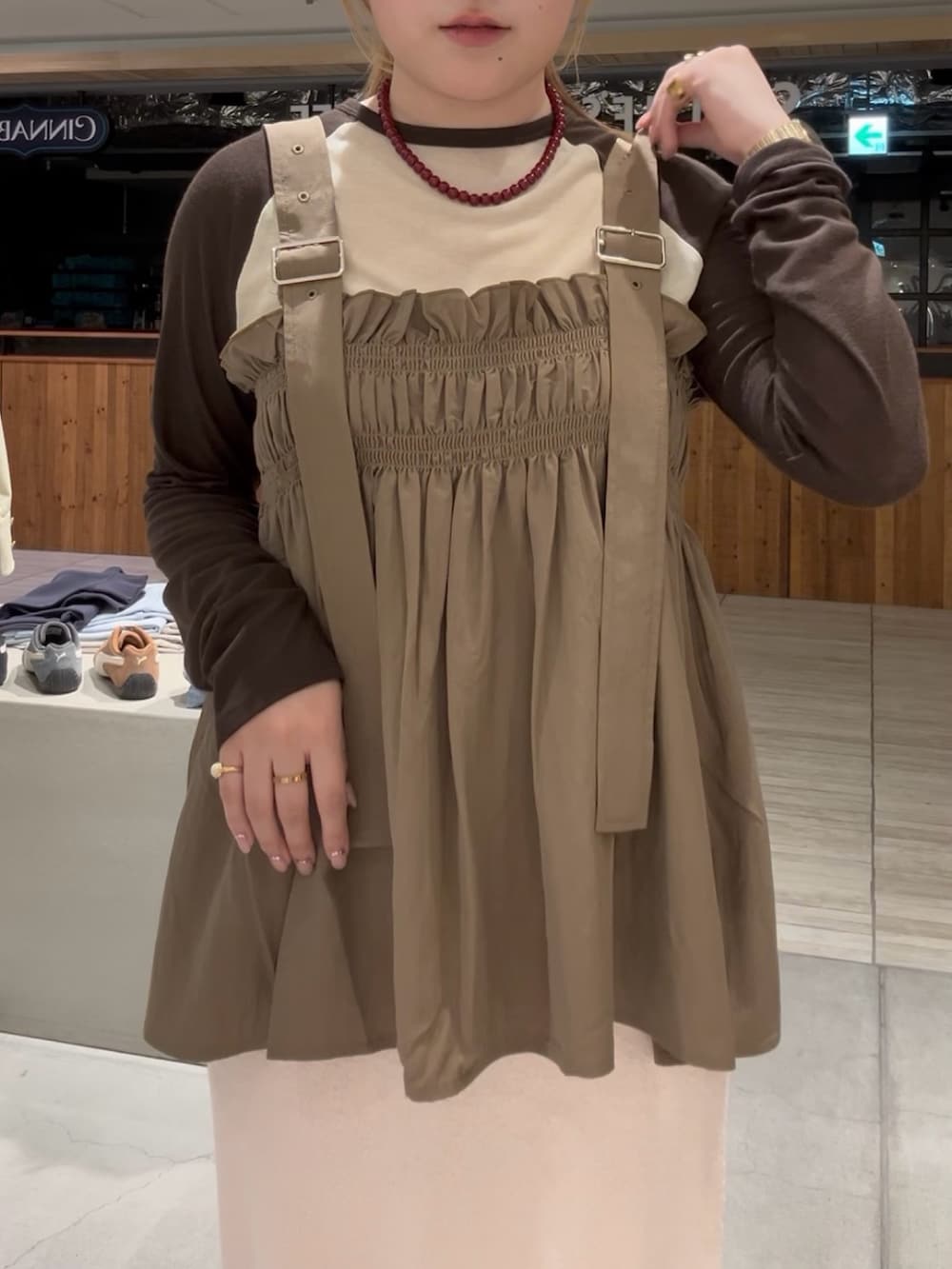 グリーン系のその他トップス、ピンク系のスカート、グリーン系のパンプスを着用したレディースの春コーディネートの2枚目の写真