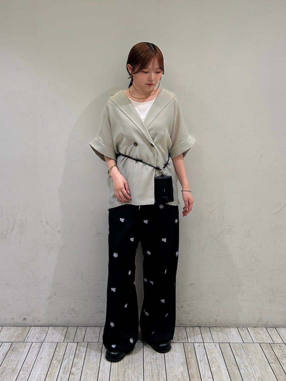 グリーン系のその他アウター、ホワイト系のTシャツ/カットソー、ブラック系のサンダルを着用したレディースの夏コーディネートの2枚目の写真