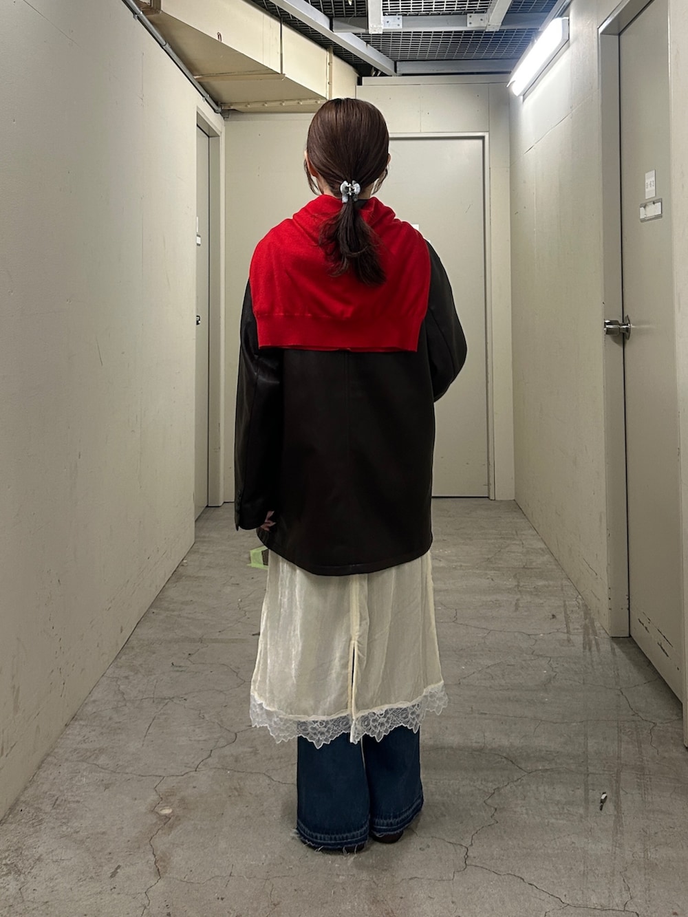 ブラウン系のその他アウター、レッド系のカーディガン/ボレロ、ホワイト系のTシャツ/カットソーを着用したレディースの秋コーディネートの4枚目の写真