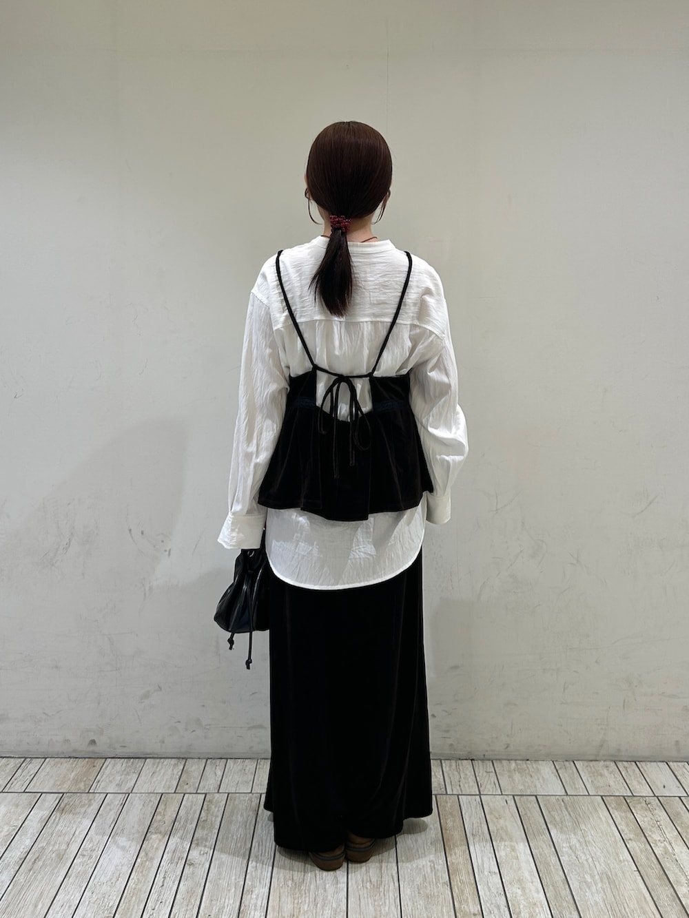 ホワイト系のシャツ/ブラウス、ブラウン系のセットアップ、ブラック系のハンドバッグを着用したレディースの秋コーディネートの4枚目の写真
