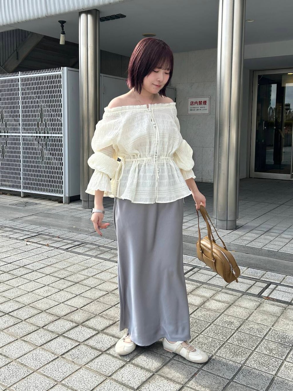 グリーン系のボストンバッグ、ホワイト系のスニーカー、ホワイト系のシャツ/ブラウスを着用したレディースの冬コーディネートの2枚目の写真