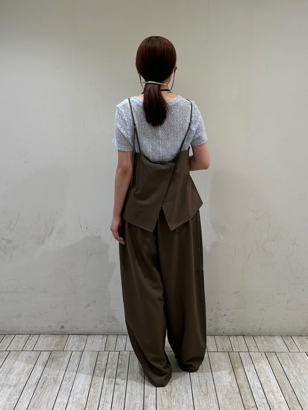 ブルー系のTシャツ/カットソー、ブラウン系のセットアップ、ブラック系のショルダーバッグを着用したレディースの夏コーディネートの4枚目の写真