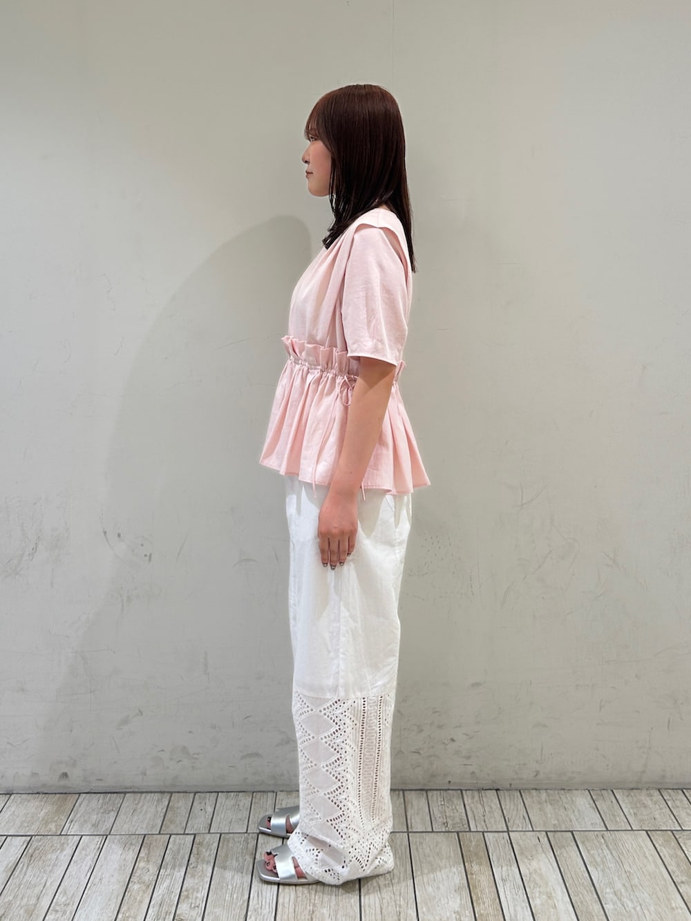 ピンク系のシャツ/ブラウス、ホワイト系のその他パンツ、シルバー系のサンダルを着用したレディースの夏コーディネートの4枚目の写真