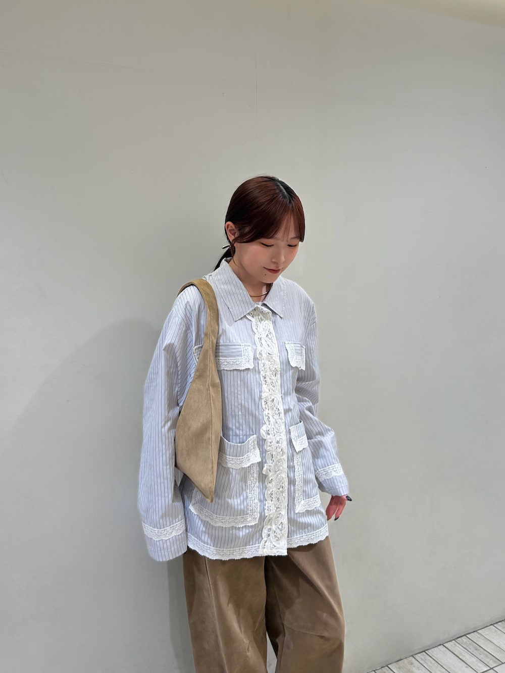 ブルー系のシャツ/ブラウス、ベージュ系のその他パンツ、ブラウン系のその他シューズを着用したレディースの秋コーディネートの5枚目の写真