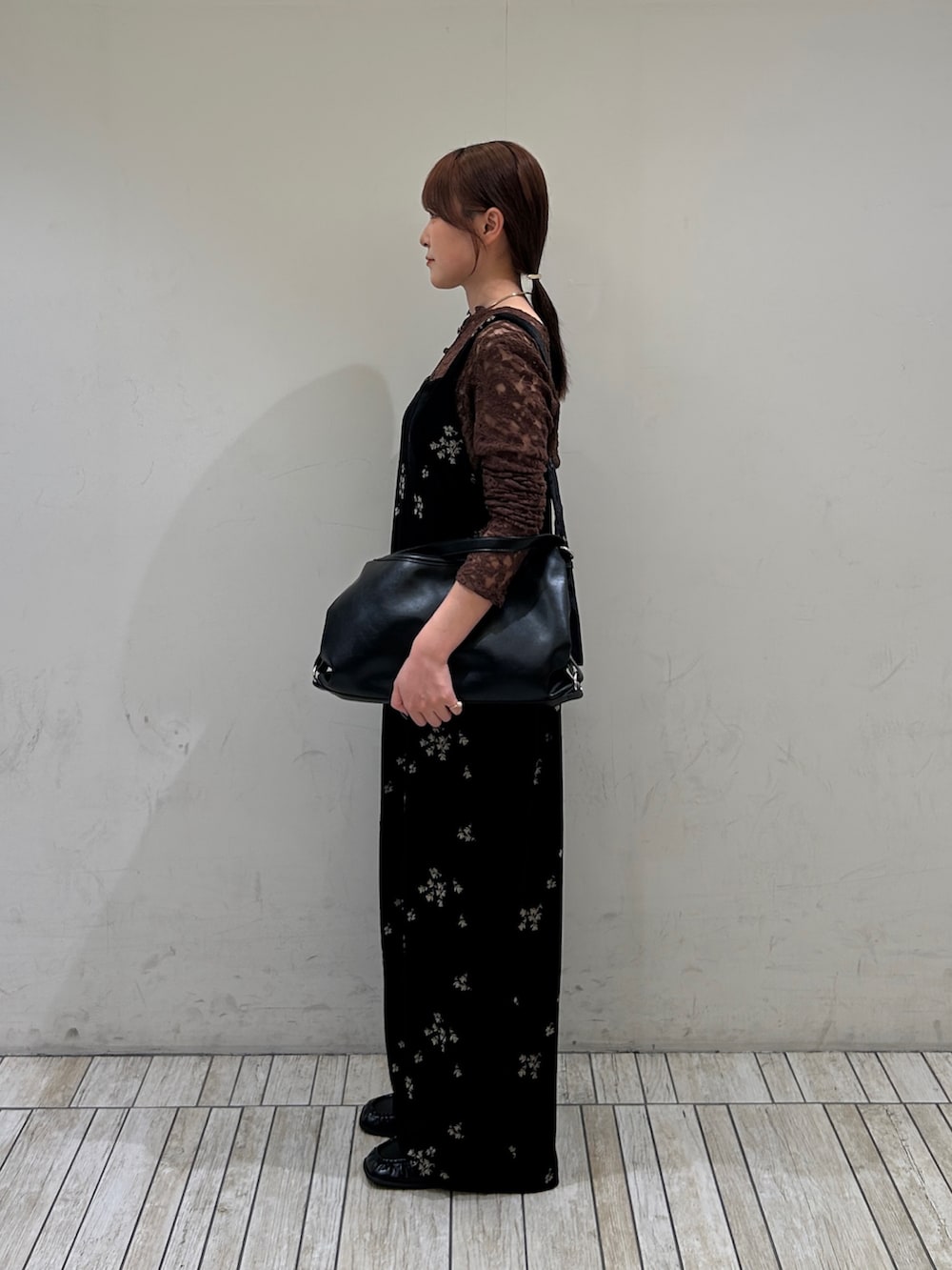 ブラック系のその他パンツ、ブラック系のショルダーバッグ、ブラック系のローファーを着用したレディースの秋コーディネートの3枚目の写真