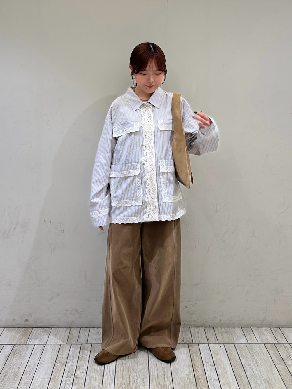 ブルー系のシャツ/ブラウス、ベージュ系のその他パンツ、ブラウン系のその他シューズを着用したレディースの秋コーディネートの2枚目の写真