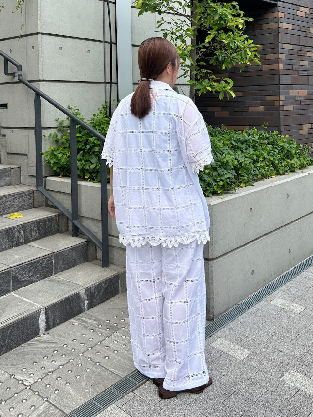 ホワイト系のその他パンツ、ブラック系のショルダーバッグ、ホワイト系のシャツ/ブラウスを着用したレディースの夏コーディネートの2枚目の写真