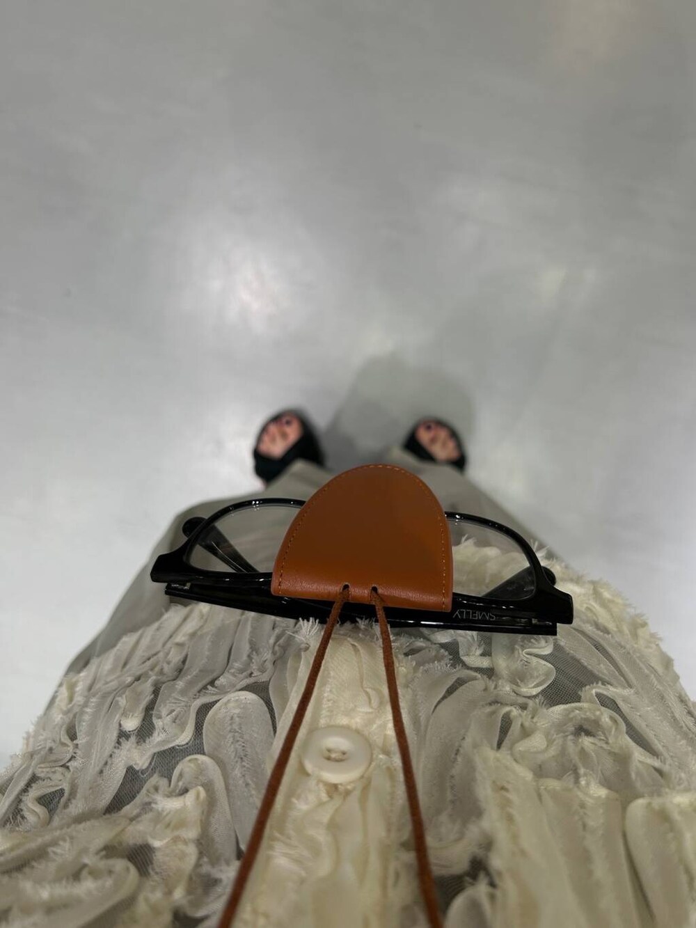 ブラック系のメガネ、シルバー系のブレスレット、シルバー系のリングを着用したレディースの夏コーディネートの3枚目の写真