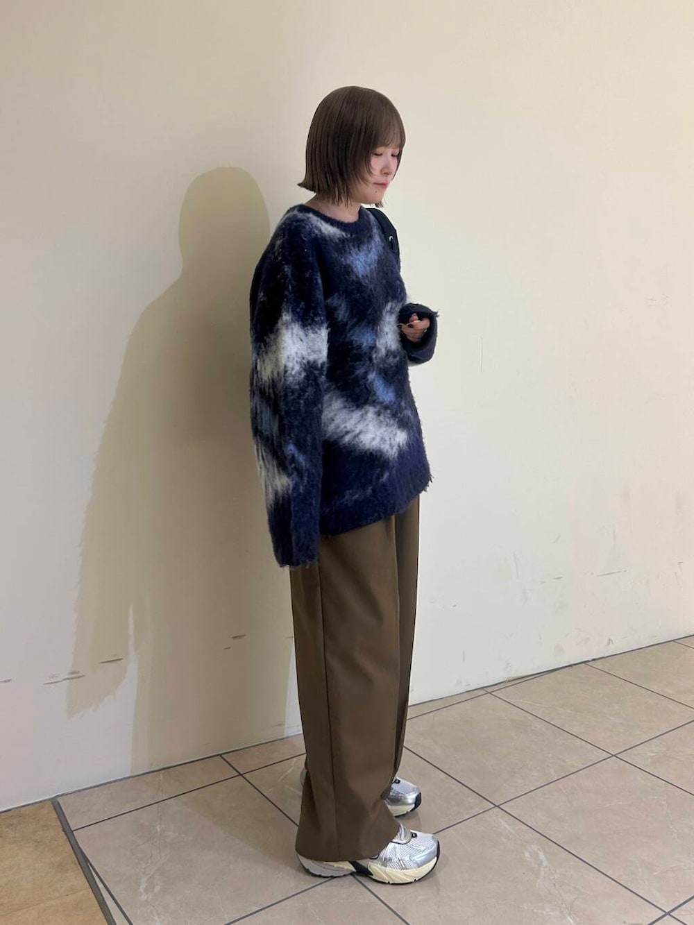 ブラウン系のその他パンツ、ブルー系のショルダーバッグ、ブルー系のニット/セーターを着用したレディースの冬コーディネートの2枚目の写真