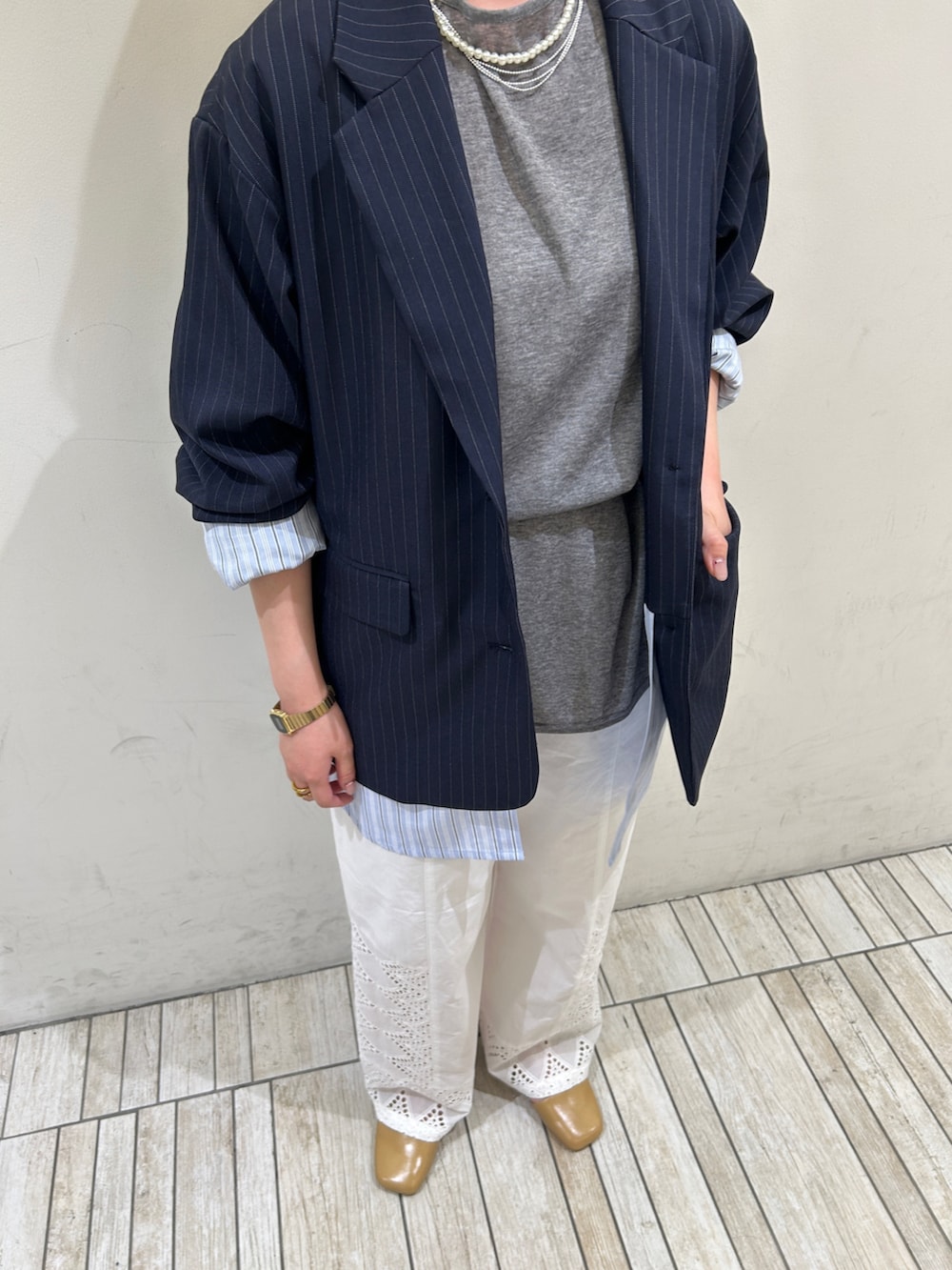 グレー系のTシャツ/カットソー、ブルー系のその他アウター、ホワイト系のその他パンツを着用したレディースの春コーディネートの5枚目の写真