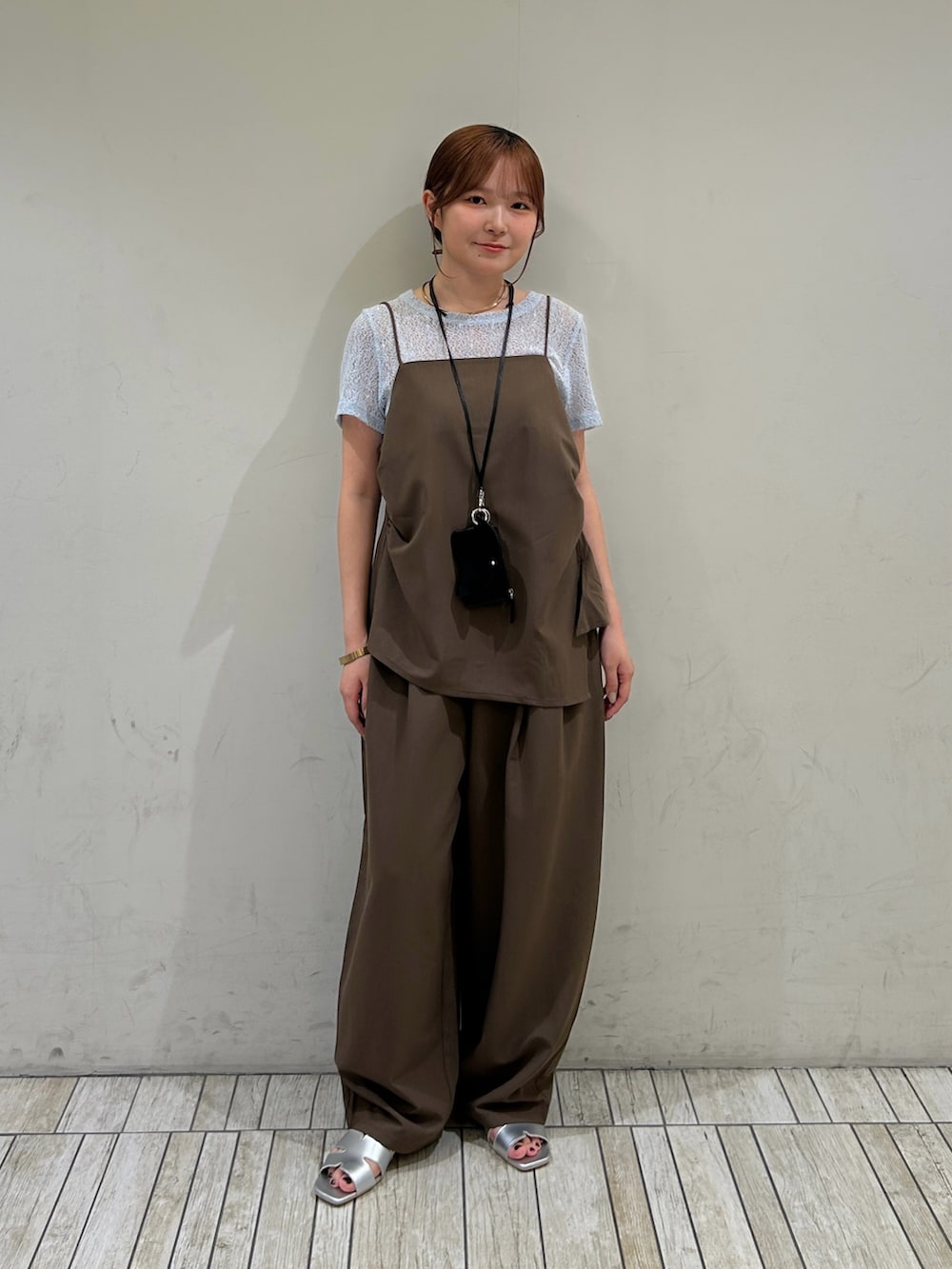 ブルー系のTシャツ/カットソー、ブラウン系のセットアップ、ブラック系のショルダーバッグを着用したレディースの夏コーディネートの2枚目の写真