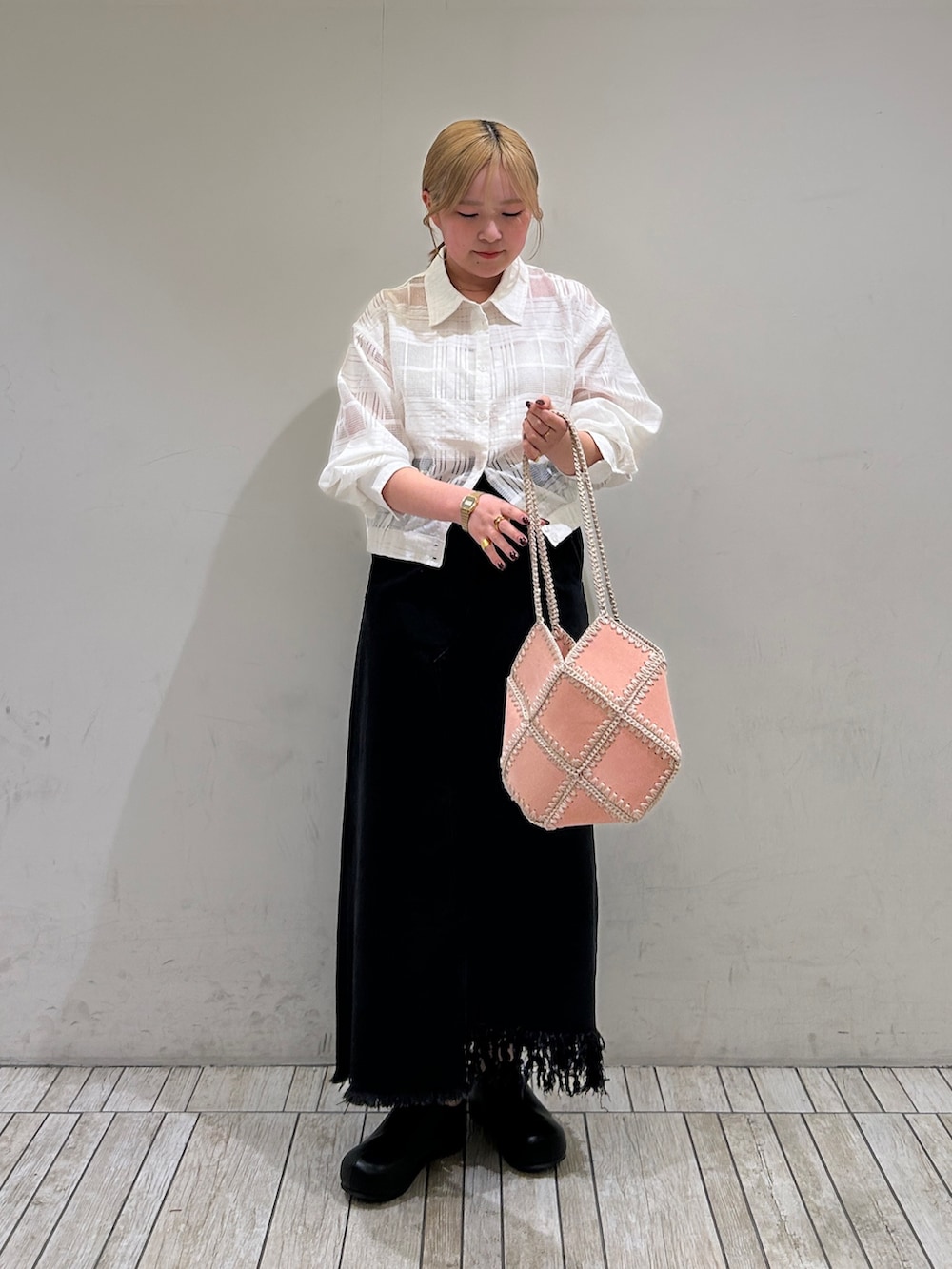 ブラック系のスカート、ブラック系のその他シューズ、ピンク系のショルダーバッグを着用したレディースの春コーディネートの2枚目の写真