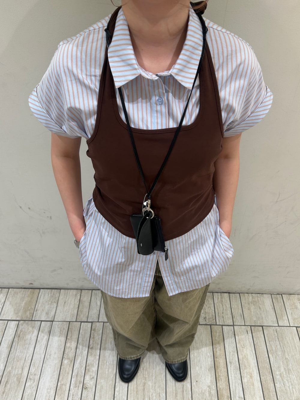 ブルー系のシャツ/ブラウス、グリーン系のデニムパンツ、ブラック系のローファーを着用したレディースの春コーディネートの3枚目の写真