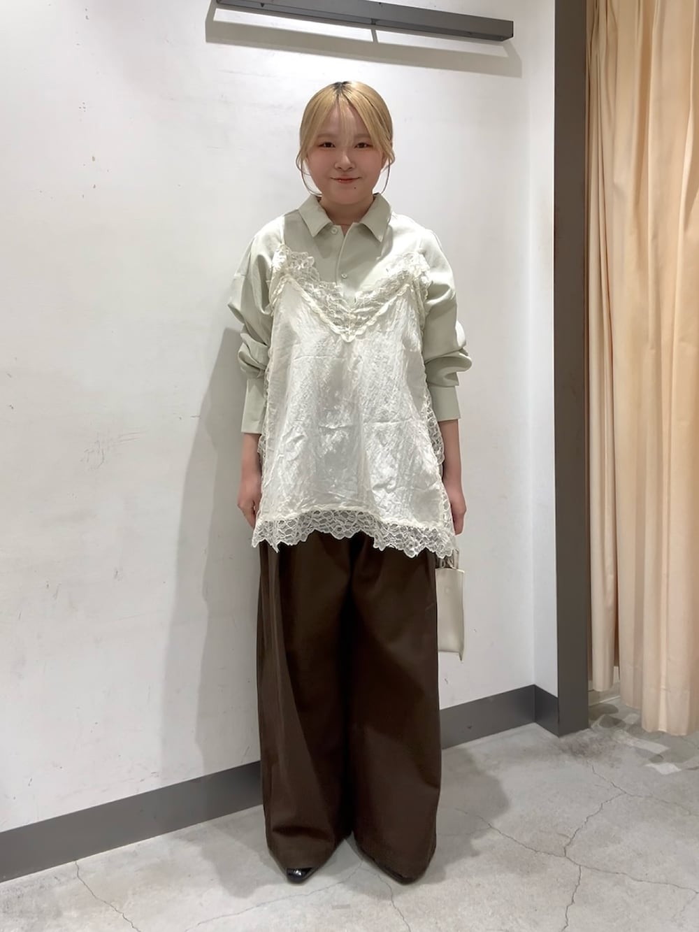 グリーン系のシャツ/ブラウス、ホワイト系のキャミソール、ブラウン系のその他パンツを着用したレディースの春コーディネートの3枚目の写真