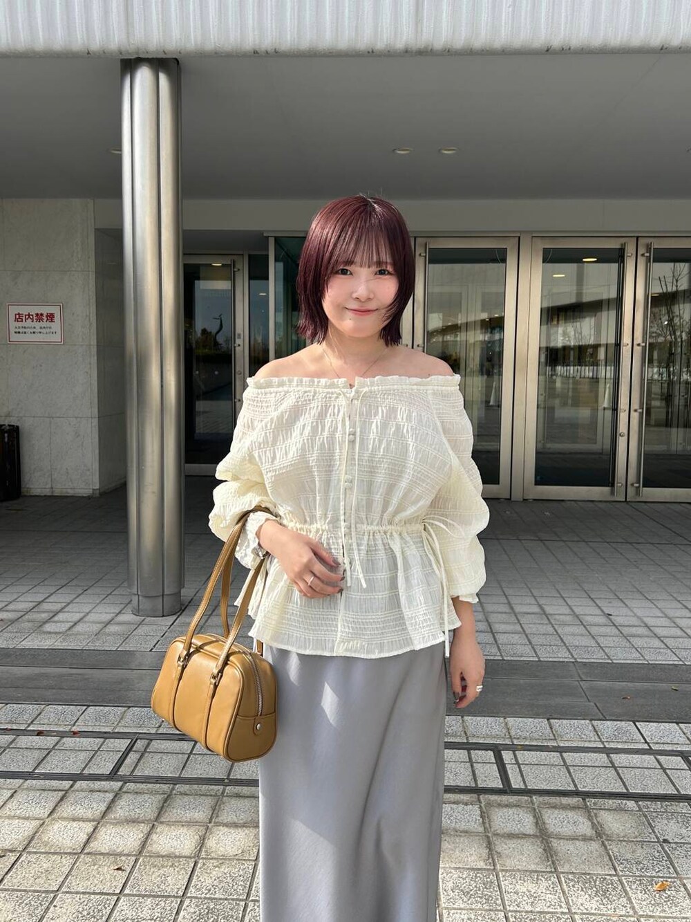 グリーン系のボストンバッグ、ホワイト系のスニーカー、ホワイト系のシャツ/ブラウスを着用したレディースの冬コーディネートの4枚目の写真