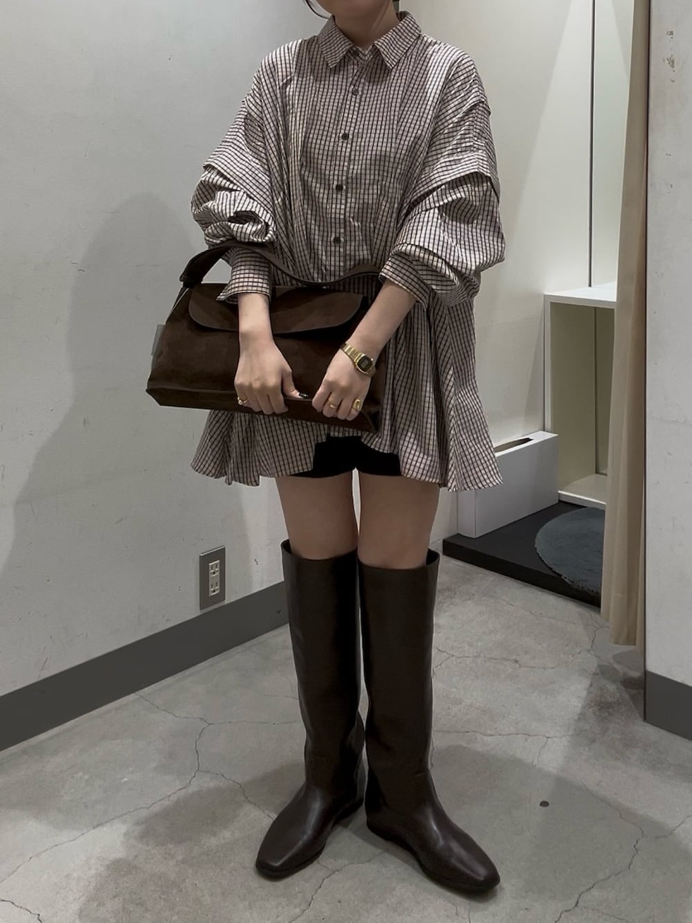 ピンク系のシャツ/ブラウス、ブラウン系のその他パンツ、ブラウン系のブーツを着用したレディースの秋コーディネートの2枚目の写真
