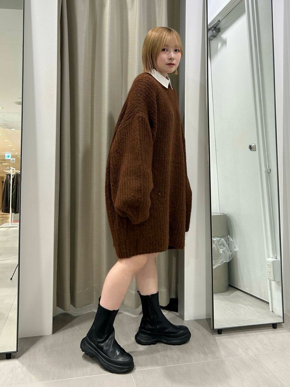 ホワイト系のシャツ/ブラウス、ブラウン系のワンピース、ブラック系のブーツを着用したレディースの秋コーディネートの3枚目の写真