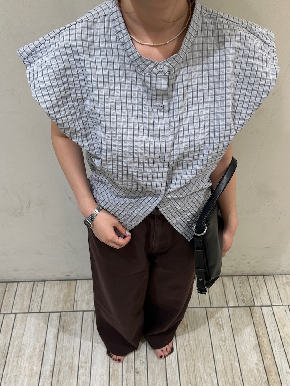 ブルー系のシャツ/ブラウス、ブラウン系のその他パンツ、ブラック系のショルダーバッグを着用したレディースの夏コーディネートの5枚目の写真
