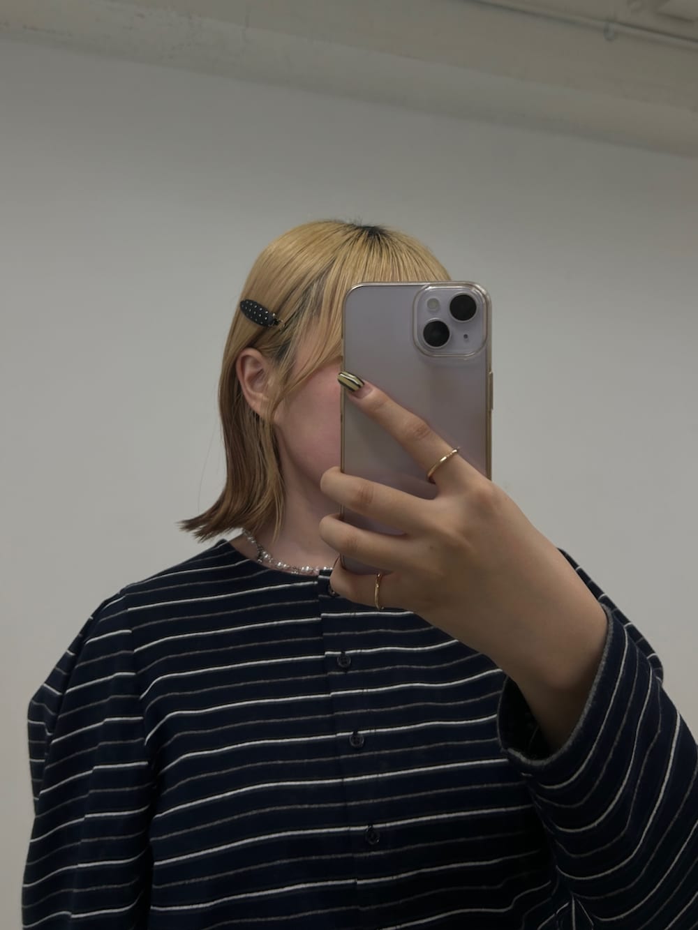 グレー系のその他シューズ、グレー系のスカート、ブルー系のカーディガン/ボレロを着用したレディースの冬コーディネートの6枚目の写真