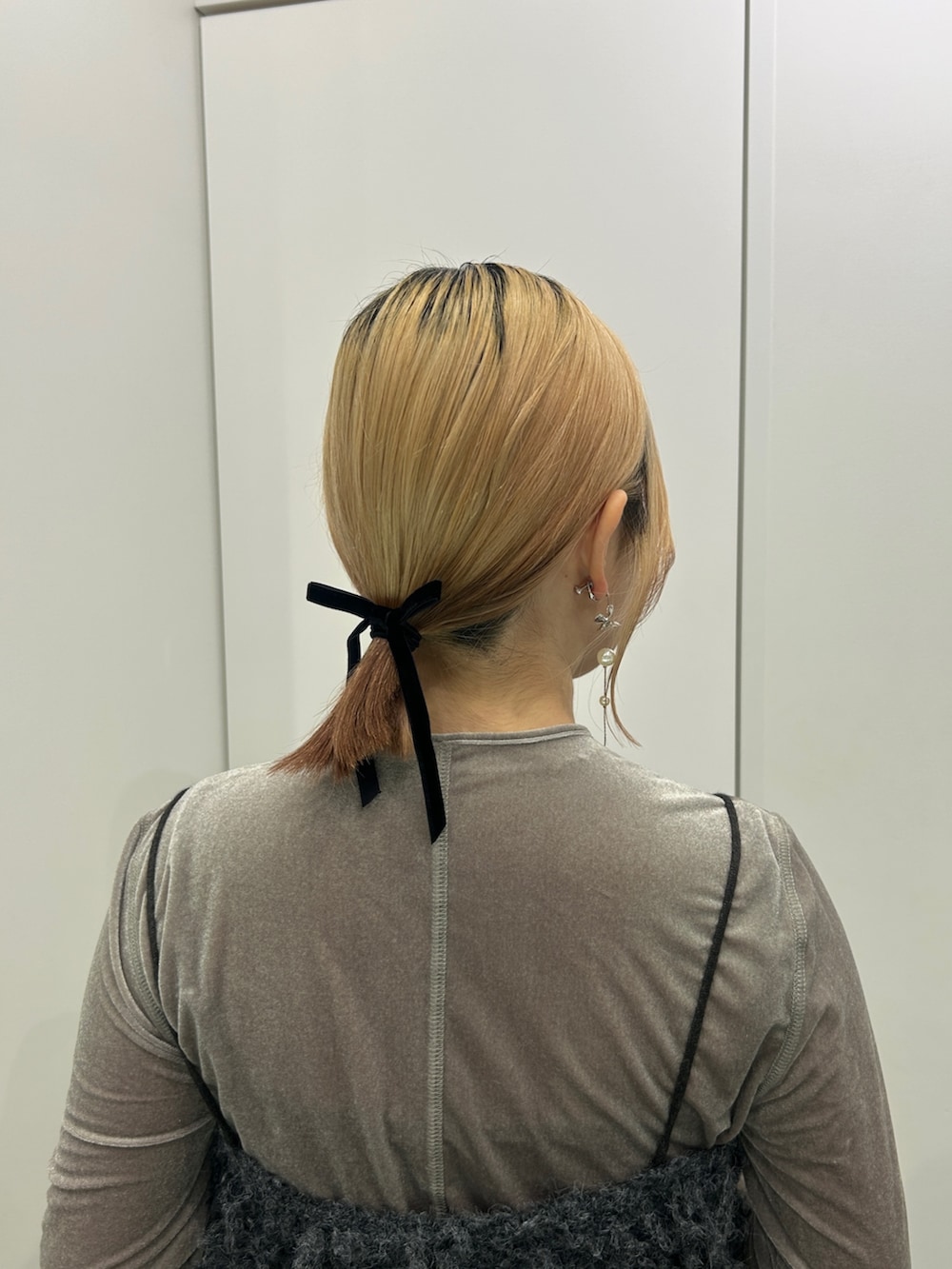 シルバー系のイヤリング、ブラック系のヘアゴムを着用したレディースの秋コーディネートの3枚目の写真