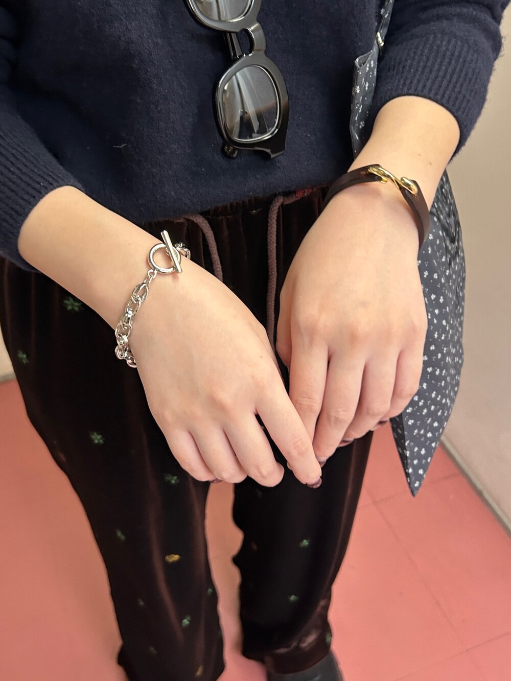 グレー系のトートバッグ、ブラック系のバンダナ/スカーフ、シルバー系のブレスレットを着用したレディースの冬コーディネートの4枚目の写真