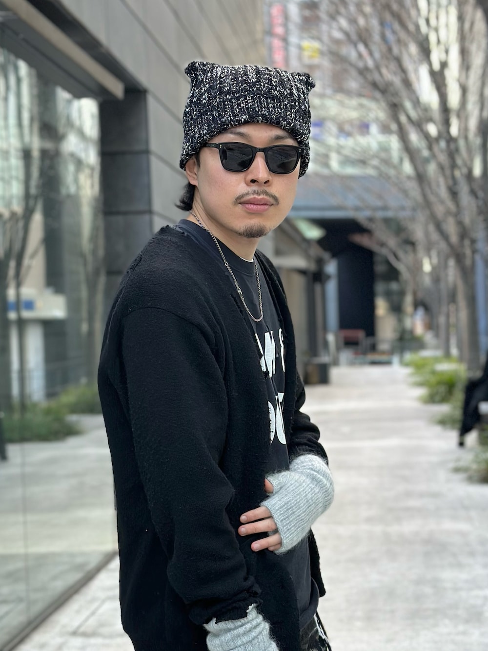 ブラック系のカーディガン/ボレロ、ブラック系のTシャツ/カットソー、ブラック系のデニムパンツを着用したメンズの冬コーディネートの3枚目の写真