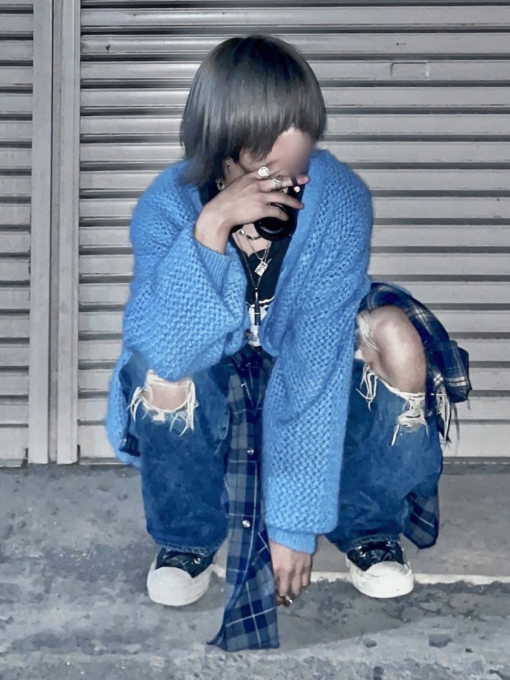 ブルー系のカーディガン/ボレロ、ブルー系のシャツ/ブラウス、ブラック系のTシャツ/カットソーを着用したメンズの秋コーディネートの2枚目の写真