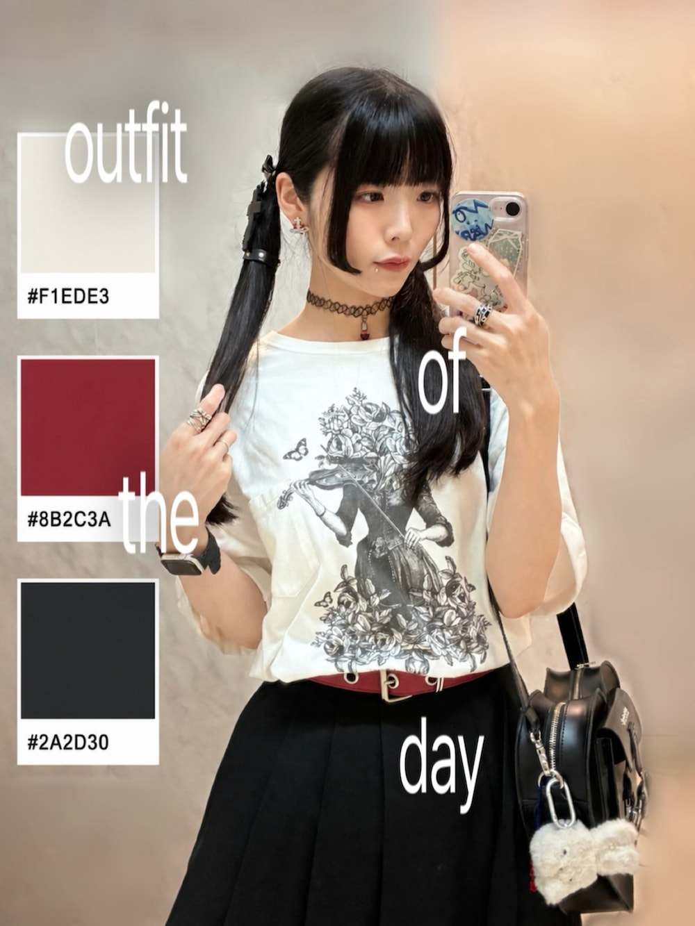 ブラック系のスカート、ホワイト系のTシャツ/カットソー、ブラック系のブーツを着用したレディースの夏コーディネートの2枚目の写真