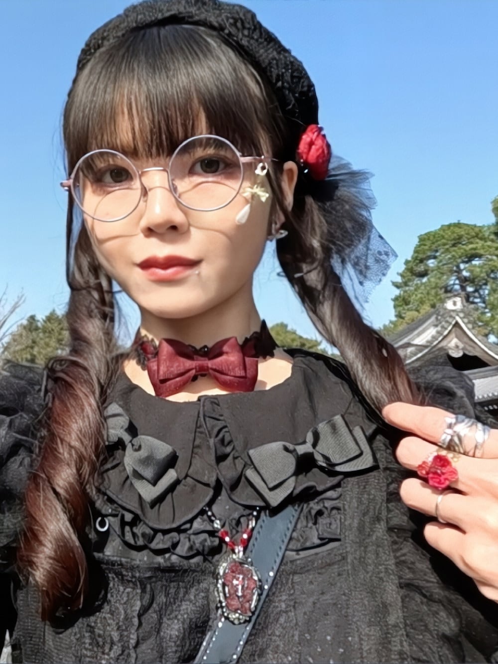 ブラック系のバックパック/リュック、ブラック系のドレスシューズ、ブラック系のシャツ/ブラウスを着用したレディースの冬コーディネートの2枚目の写真