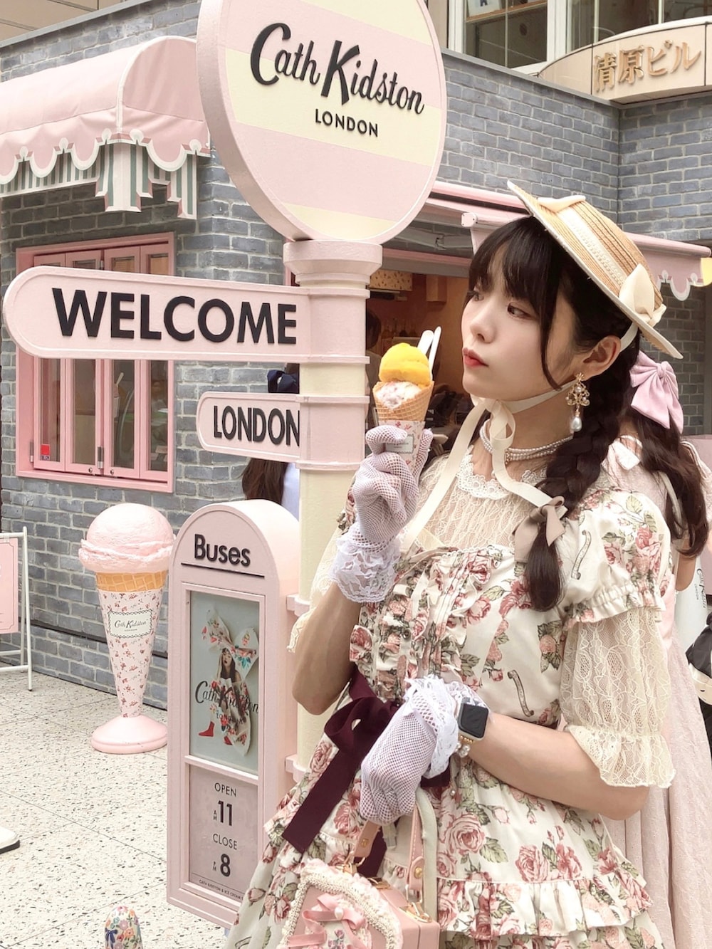 ホワイト系のTシャツ/カットソー、その他のワンピース、ピンク系のハンドバッグを着用したレディースの秋コーディネートの2枚目の写真