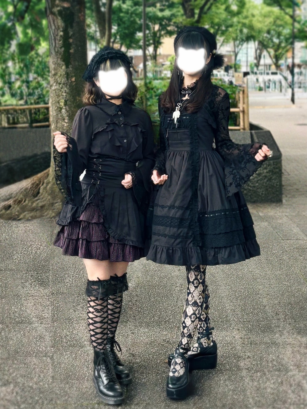 ブラック系のジャンパースカート、ブラック系のシューズ、ブラック系のソックス/靴下を着用したレディースの夏コーディネートの2枚目の写真