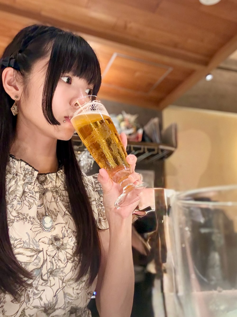 ホワイト系のカーディガン/ボレロ、その他のワンピース、ブラウン系のバッグを着用したレディースの夏コーディネートの2枚目の写真